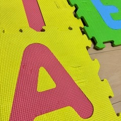 🧩 アルファベット柄 ジョイントマット 32×32（凹みあり 4枚あり）の画像