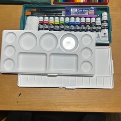 絵の具と色鉛筆セットの画像