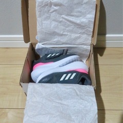 新品未使用 13cm adidas アディダス スニーカー 運動靴 タグつき 箱つき      の画像