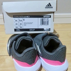 新品未使用 13cm adidas アディダス スニーカー 運動靴 タグつき 箱つき      の画像