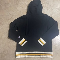 チャンピオンパーカーとニット帽
の画像