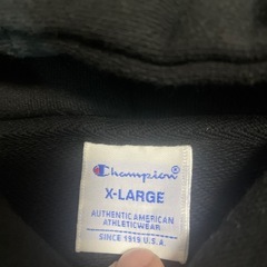 チャンピオンパーカーとニット帽
の画像