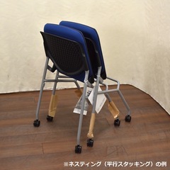 【来店歓迎】新品箱保管 定価:3.6万円 OKAMURA/オカムラ ミーティングチェア Runa/ルナ ネスティングチェア 81S1CA FSF3 ミディアムブルー 多目的チェア 塾 会議室 学校 セミナー イベント 折りたたみ椅子 教室 60331-12　検)事務机 オフィス チェア　会議 椅子　ロッカー　ミーティングテーブル　応接ソファ 店舗 事務所 什器　書庫 本棚 ラック デスク スチール 美品多数 格安 【中古オフィス家具】の画像