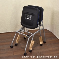 【来店歓迎】新品箱保管 定価:3.6万円 OKAMURA/オカムラ ミーティングチェア Runa/ルナ ネスティングチェア 81S1CA FSF3 ミディアムブルー 多目的チェア 塾 会議室 学校 セミナー イベント 折りたたみ椅子 教室 60331-12　検)事務机 オフィス チェア　会議 椅子　ロッカー　ミーティングテーブル　応接ソファ 店舗 事務所 什器　書庫 本棚 ラック デスク スチール 美品多数 格安 【中古オフィス家具】の画像