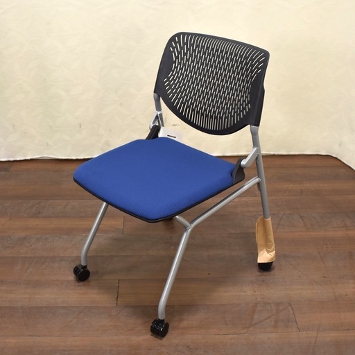 【来店歓迎】新品箱保管 定価:3.6万円 OKAMURA/オカムラ ミーティングチェア Runa/ルナ ネスティングチェア 81S1CA FSF3 ミディアムブルー 多目的チェア 塾 会議室 学校 セミナー イベント 折りたたみ椅子 教室 60331-12　検)事務机 オフィス チェア　会議 椅子　ロッカー　ミーティングテーブル　応接ソファ 店舗 事務所 什器　書庫 本棚 ラック デスク スチール 美品多数 格安 【中古オフィス家具】