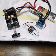 リベントン製ラジコン用ブラシレスESCとプログラミングカードの画像