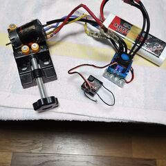 リベントン製ラジコン用ブラシレスESCとプログラミングカードの画像