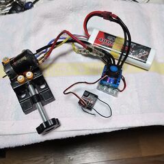 リベントン製ラジコン用ブラシレスESCとプログラミングカードの画像