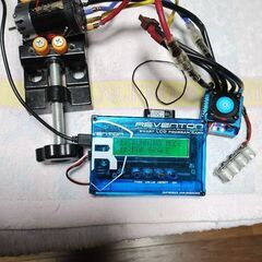 リベントン製ラジコン用ブラシレスESCとプログラミングカードの画像