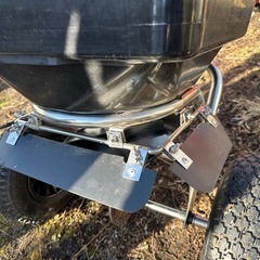 ミナト 手押し式 肥料散布機 ブロキャス・プロ60 MBC-60PRO (容量60L/ステンレス製フレーム)の画像