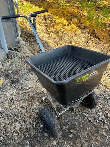 ミナト 手押し式 肥料散布機 ブロキャス・プロ60 MBC-60PRO (容量60L/ステンレス製フレーム)