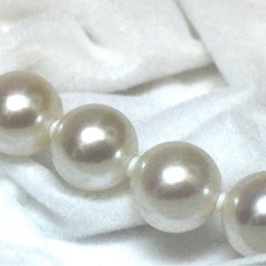 7万円で欲しい方いますか？　真珠店にて40万円にて販売されている品です。　オーロラ花珠大玉8.5〜9.0　花珠ネックレス　無言購入OK 値下げ等相談可能の画像