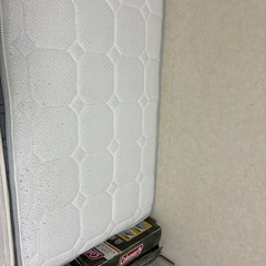 幅の狭いベットの画像