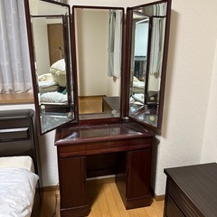 三面鏡付き化粧台の画像