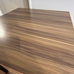 シンプルでシックな机と椅子の画像