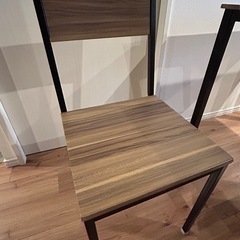 シンプルでシックな机と椅子の画像