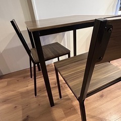 シンプルでシックな机と椅子の画像