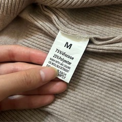 ベージュ 茶色 カーディガン ニットの画像