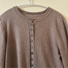 ベージュ 茶色 カーディガン ニットの画像