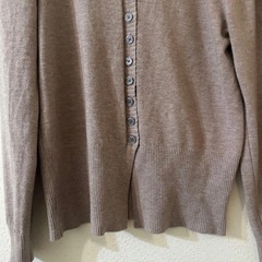 ベージュ 茶色 カーディガン ニットの画像