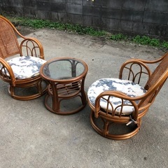 ラタンチェアとラタンテーブルのセット  昭和レトロ 縁側にベストマッチ❗️ テーブルサイズ直径48cm×高さ42cmの画像