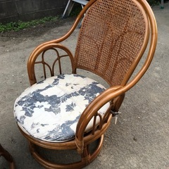 ラタンチェアとラタンテーブルのセット  昭和レトロ 縁側にベストマッチ❗️ テーブルサイズ直径48cm×高さ42cmの画像