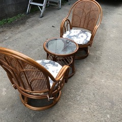 ラタンチェアとラタンテーブルのセット  昭和レトロ 縁側にベストマッチ❗️ テーブルサイズ直径48cm×高さ42cmの画像