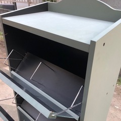 斜め式フラップ扉の収納ラック ビデオラック 本棚やシューズラックとしても👌 47cm×30cm×高さ140cmの画像