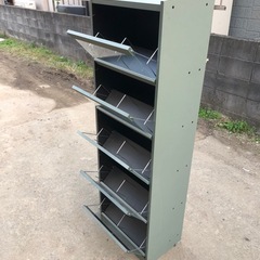 斜め式フラップ扉の収納ラック ビデオラック 本棚やシューズラックとしても👌 47cm×30cm×高さ140cmの画像