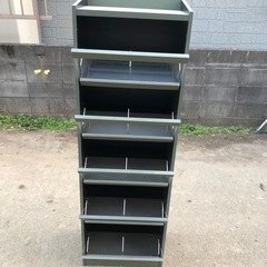 斜め式フラップ扉の収納ラック ビデオラック 本棚やシューズラックとしても👌 47cm×30cm×高さ140cmの画像