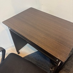 机と椅子の画像