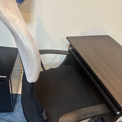 机と椅子の画像