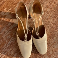 TRUSSARDI トラサルディ アイボリー ハイヒールの画像