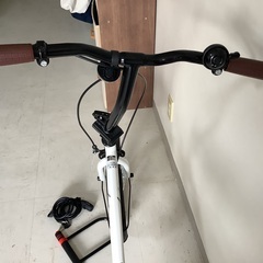 折りたたみ自転車20型白　U字ロックと地球ロック用の鍵もおつけします。の画像