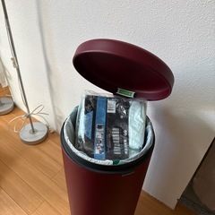 ブラバンシア ペダル式ゴミ箱 ミネラル・ウィンザー・レッド 30L の画像