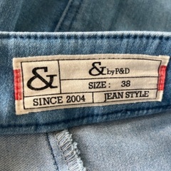 タイトなデニムスカートの画像