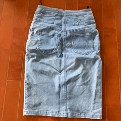 タイトなデニムスカートの画像