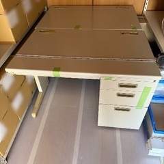 オフィスデスクの画像