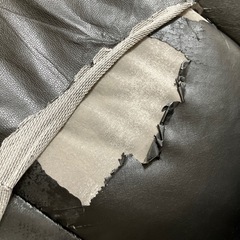 AGURAチェア　PUブラック（座面ポリウレタン剥がれ貼るレザー貼り付け） の画像