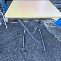 椅子2個、折り畳み机セットの画像
