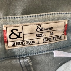 タイトなデニムスカートの画像