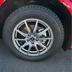 スタッドレスタイヤとアルミホイールの画像