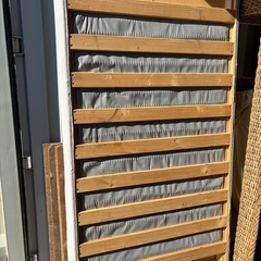 脚付きシングルベッドの画像