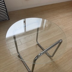 円形ガラステーブルの画像