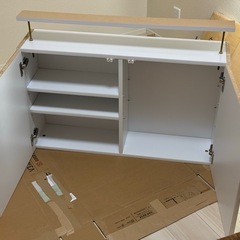 新品未使用！白のカップボード(上部)耐震ラッチ付きで安心開き扉の画像