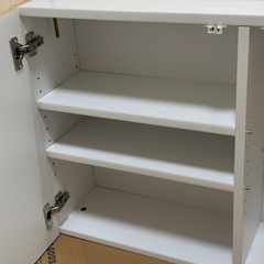 新品未使用！白のカップボード(上部)耐震ラッチ付きで安心開き扉の画像