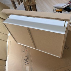 新品未使用！白のカップボード(上部)耐震ラッチ付きで安心開き扉の画像