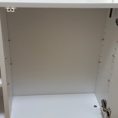 新品未使用！白のカップボード(上部)耐震ラッチ付きで安心開き扉の画像