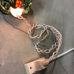 光るクリスマスツリーオブジェの画像