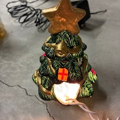 光るクリスマスツリーオブジェの画像